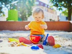 fille dans le bac a sable