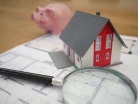 modèle de maison rouge sur la table