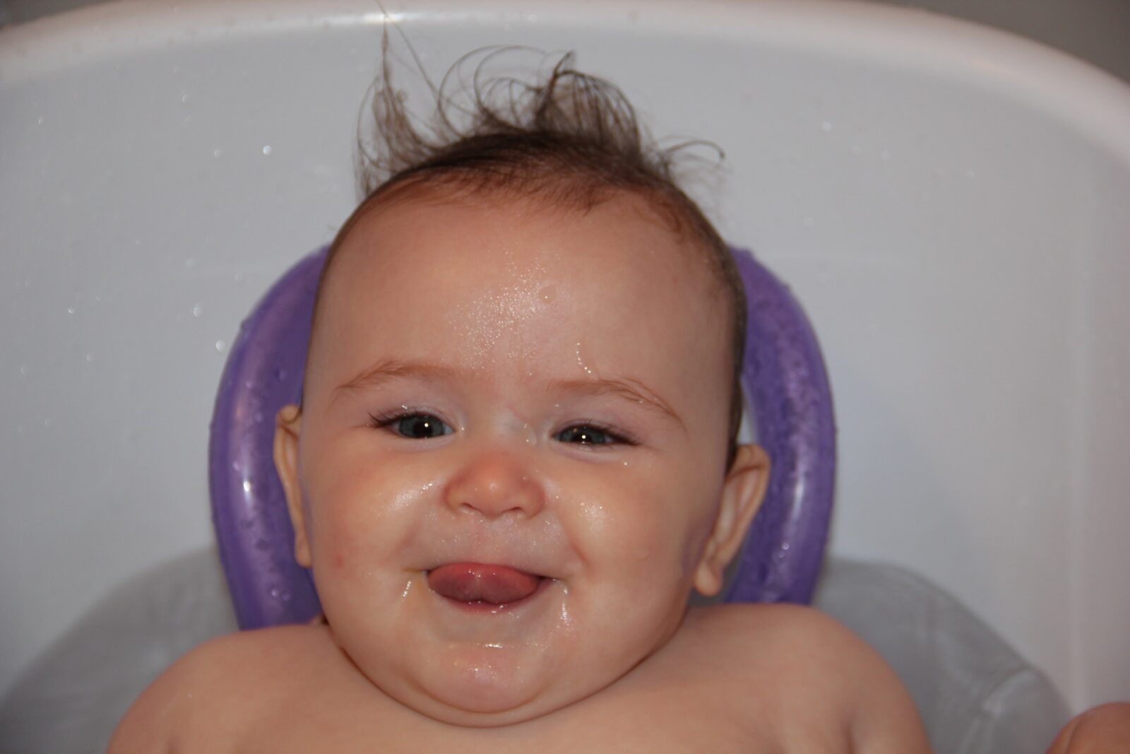 bébé dans la baignoire avec bouée bébé