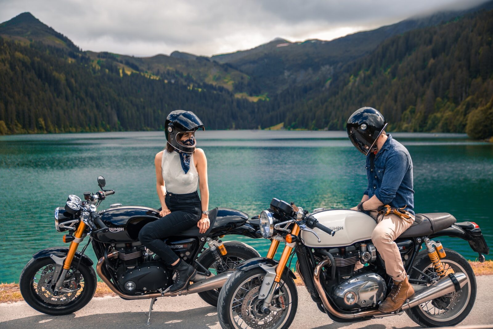 deux personnes à moto