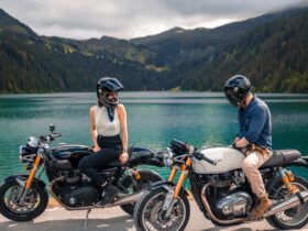deux personnes à moto