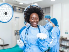 chirurgien plasticien tenant un implant