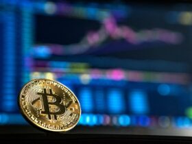 la pièce de monnaie bitcoin se dresse sur le fond de l'échange à l'écran