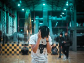 une personne a des problèmes de bruit