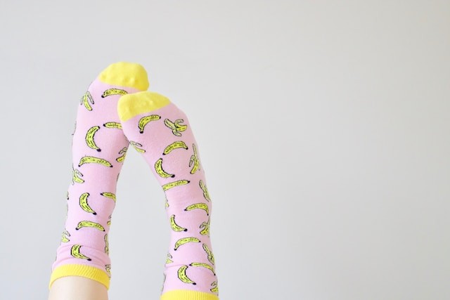 chaussettes avec des bananes aux pieds