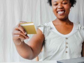 fille tenant une carte bancaire