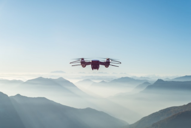 drone gris dans les airs