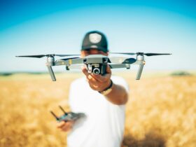 homme tenant un drone