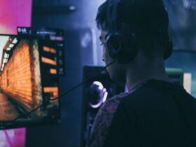 homme jouant a CS