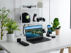 ordinateur portable sur la table