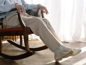 homme-age-assis-sur-une-chaise-a-bercer