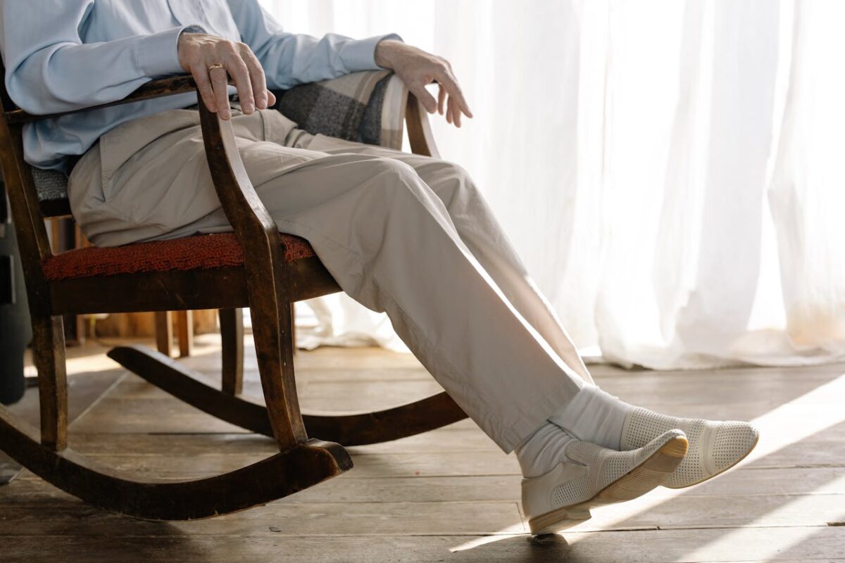 homme-age-assis-sur-une-chaise-a-bercer