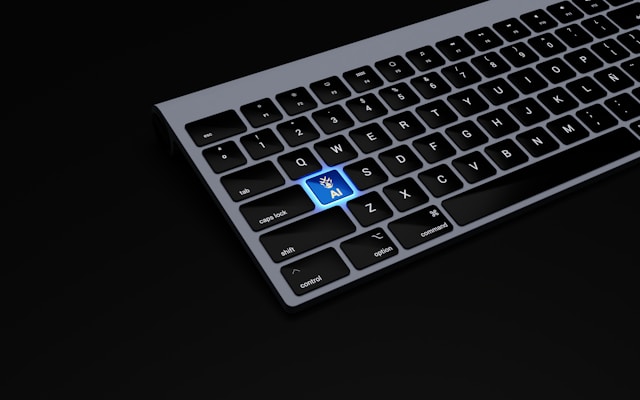 un-clavier-noir-avec-un-bouton-bleu-dessus