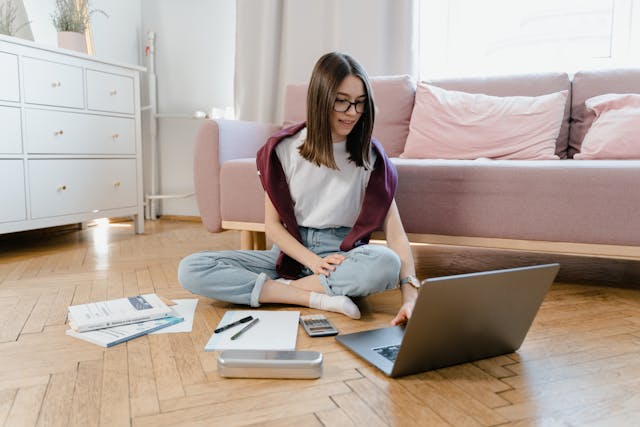 jeune-femme-assise-sol-cours-en-ligne