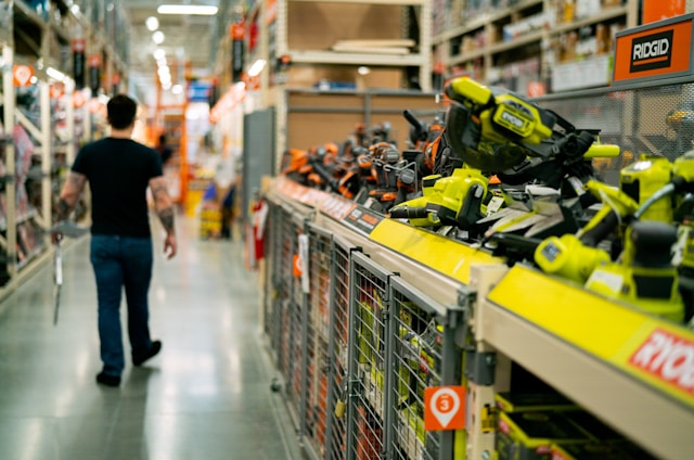 un-homme-marche-dans-l-allуe-d-un-magasin