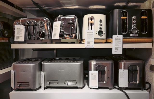 un tas de grille-pain sur une etagere