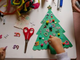 un-enfant-fabrique-un-sapin-de-noel-en-feutrine