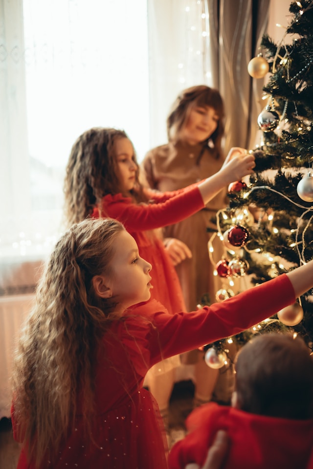 un-groupe-de-jeunes-filles-decorant-un-sapin-de-noel